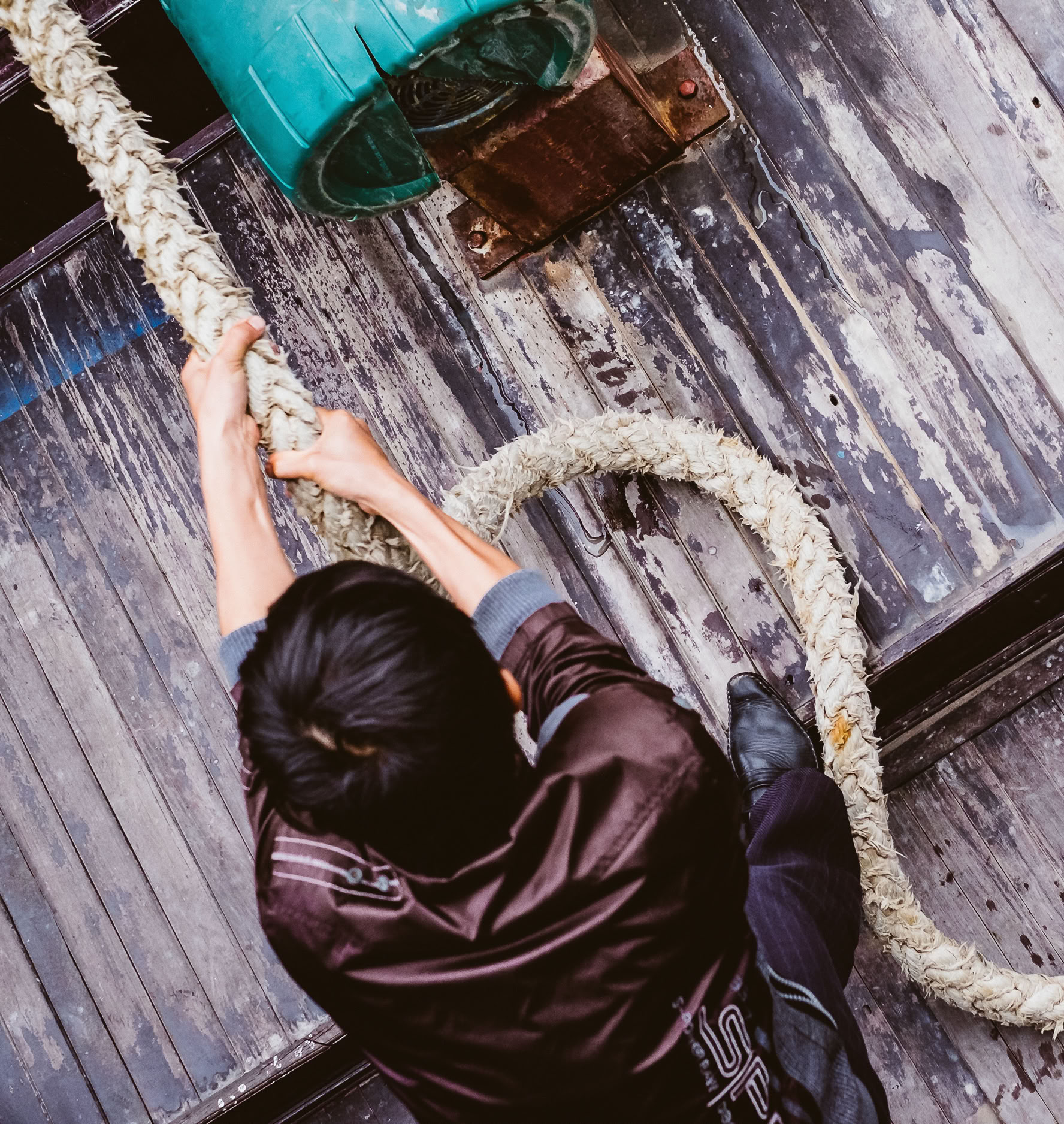 Femme En Manteau Beige Debout Près De L'étagère En Bois Blanc